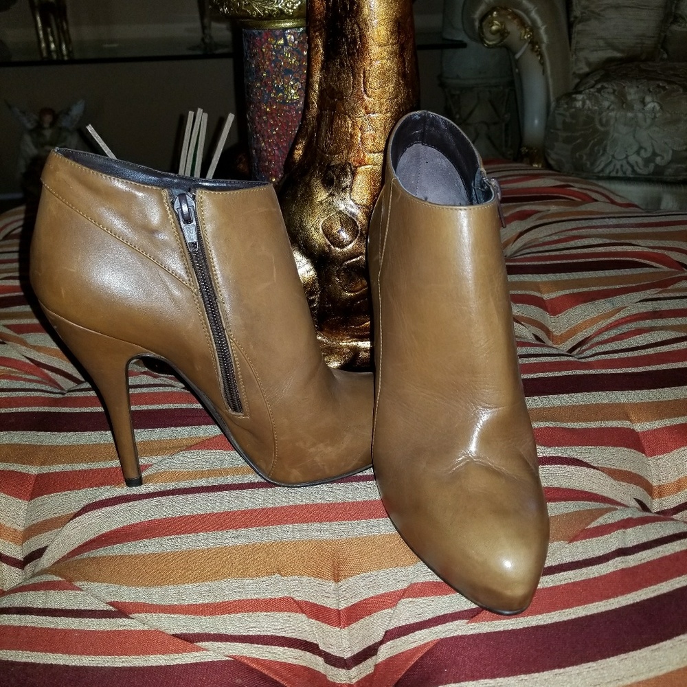 Real leather.  Bought it in Paris. Have some peeling on the inside of one 👢.